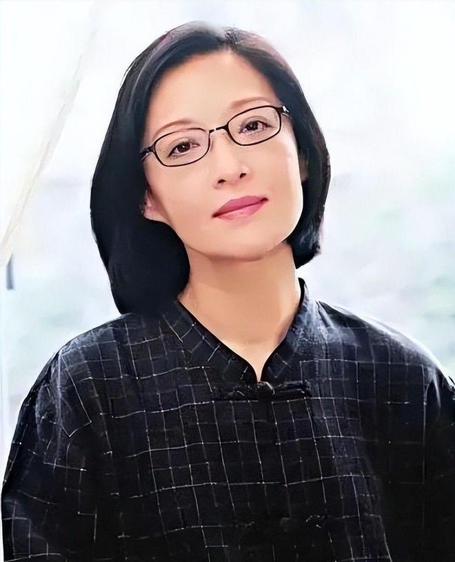到了自然衰老气质优雅果然岁月从不败美人pg电子模拟器试玩被72岁胡因梦惊艳(图15)