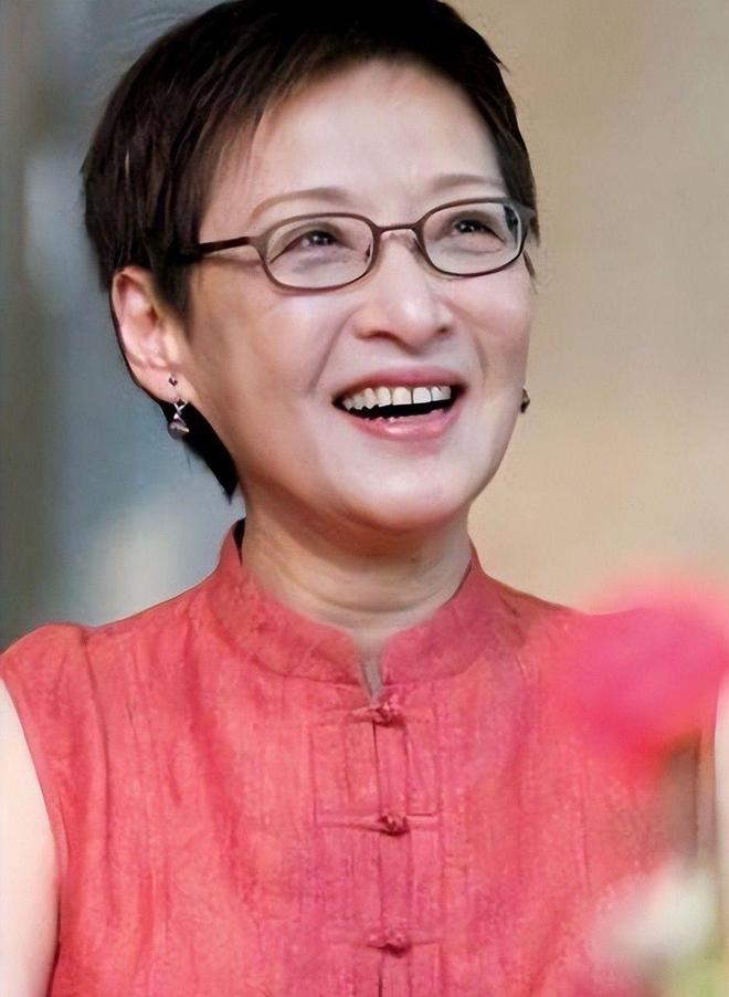 到了自然衰老气质优雅果然岁月从不败美人pg电子模拟器试玩被72岁胡因梦惊艳(图19)